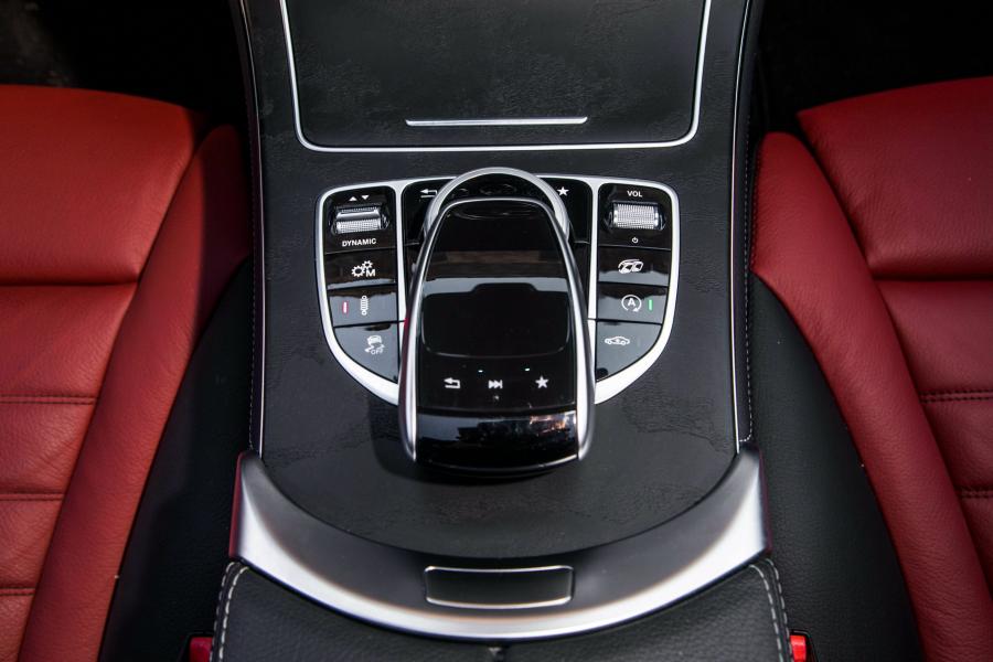 Детали интерьера Mercedes-AMG GLC43 4Matic Coupe (C253) 2016 года  (NA) (фото 14 из 32)